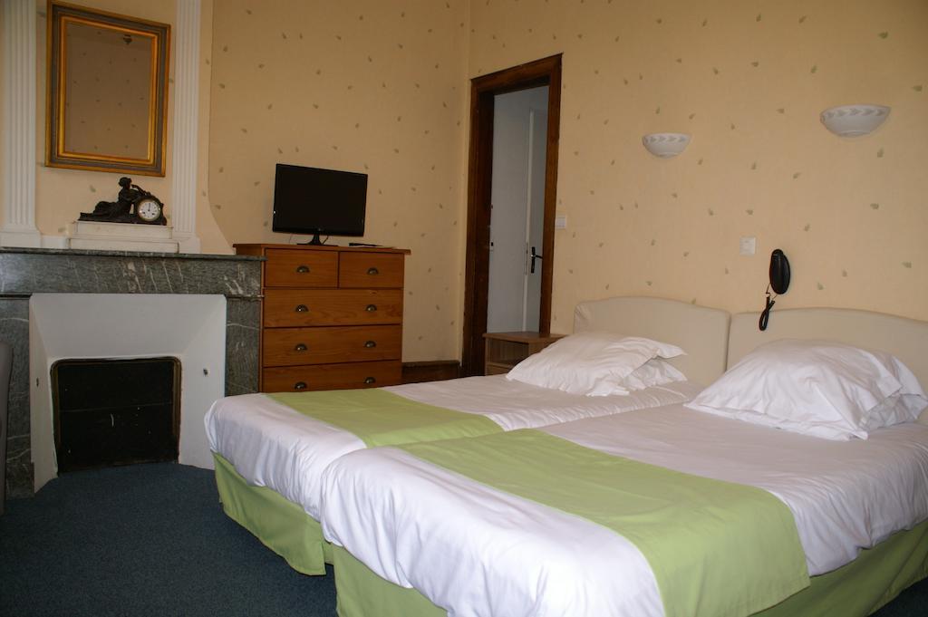 Hotel Celeste Bagnères-de-Luchon Zimmer foto