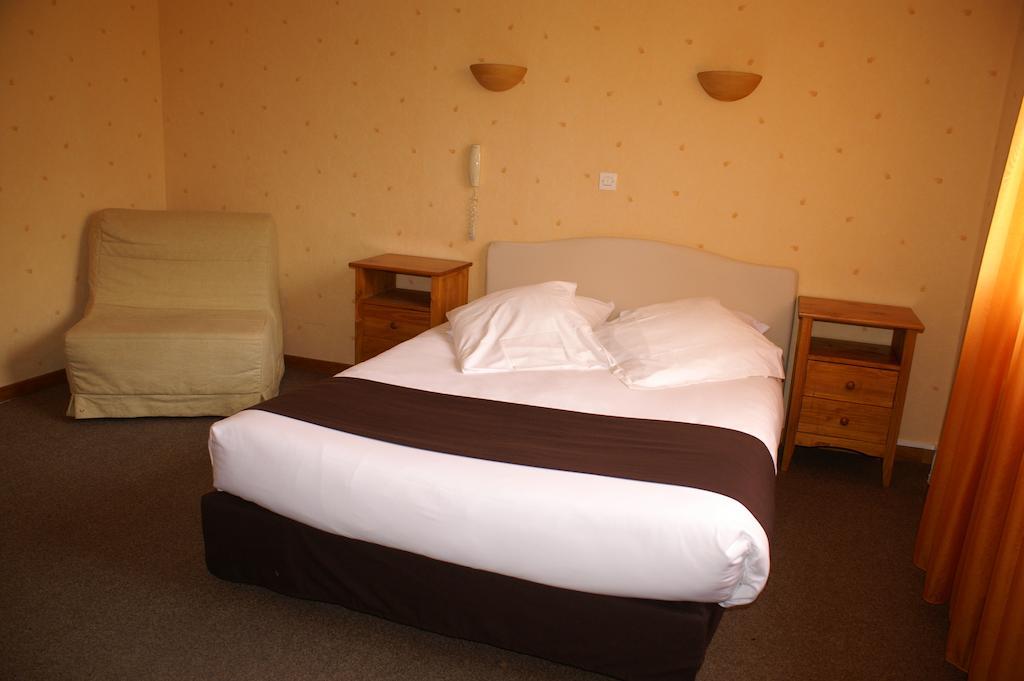 Hotel Celeste Bagnères-de-Luchon Zimmer foto