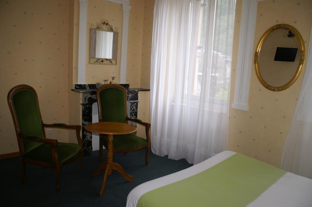 Hotel Celeste Bagnères-de-Luchon Zimmer foto