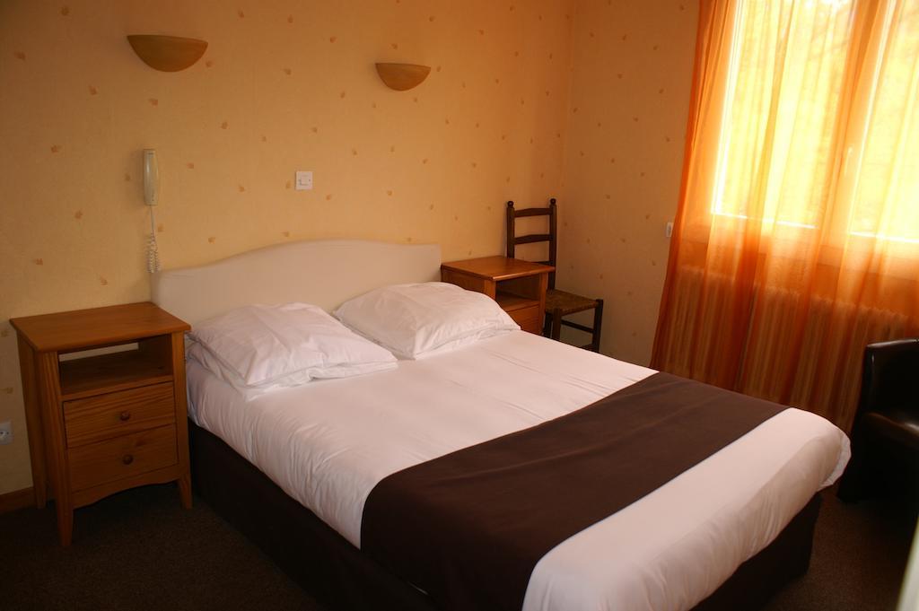 Hotel Celeste Bagnères-de-Luchon Zimmer foto