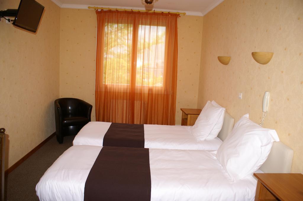 Hotel Celeste Bagnères-de-Luchon Zimmer foto